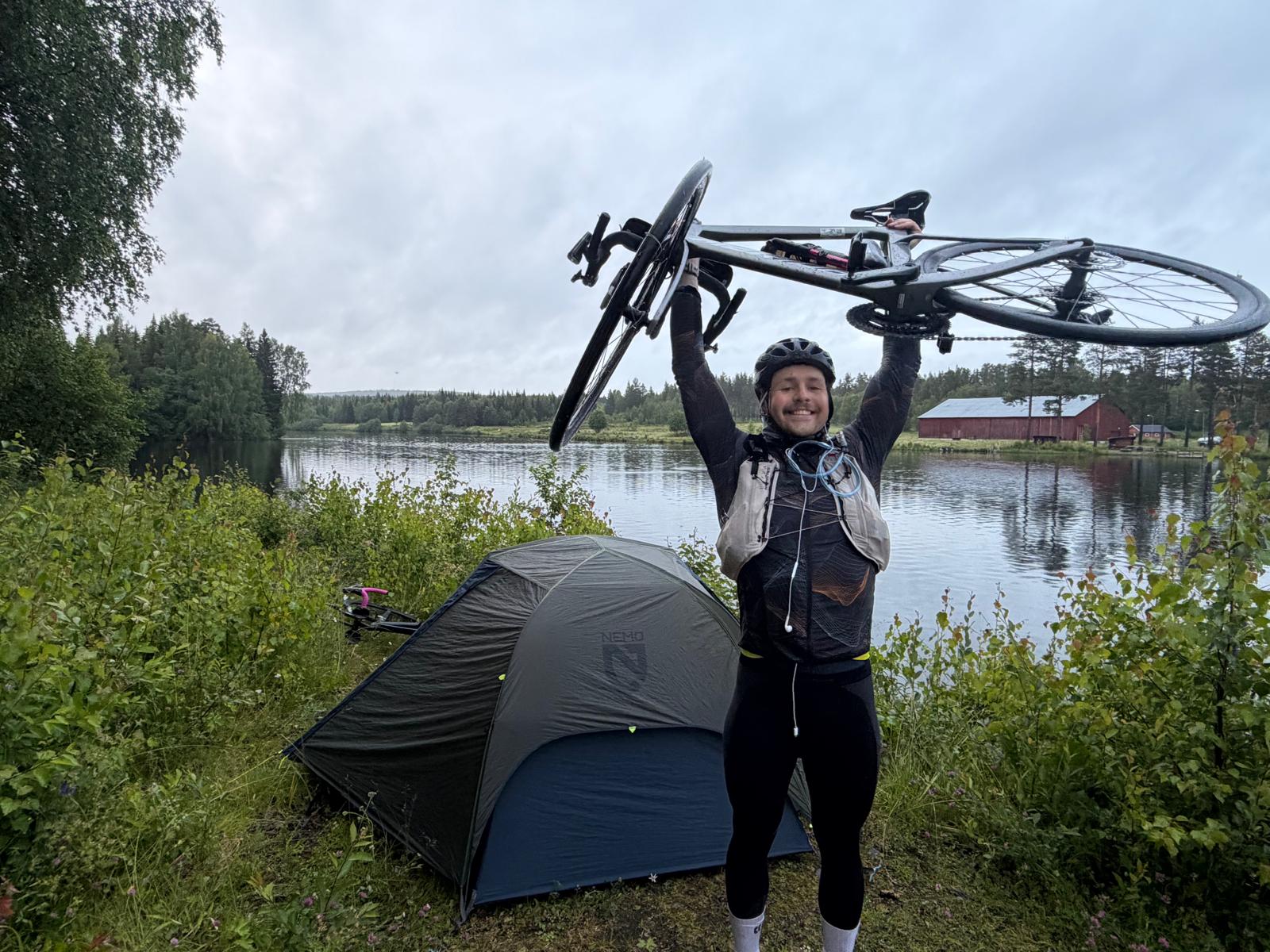 Julius mit seinem Fahrrad beim Bikepacking