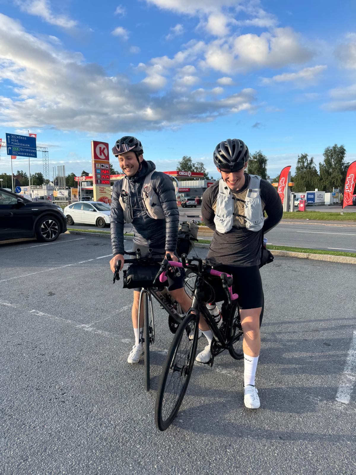 Jovan und Julius mit ihren Fahrrädern unterwegs